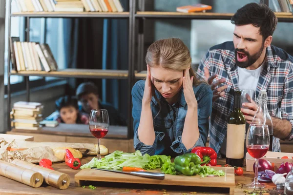 Namorado gritando com sua namorada triste — Fotografia de Stock