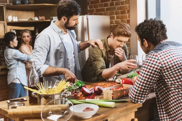 Jeunes faisant la fête à la maison — Photo de stock