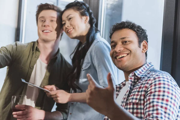 Jóvenes divirtiéndose juntos - foto de stock