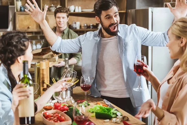 Personnes faisant la fête à la cuisine — Photo de stock