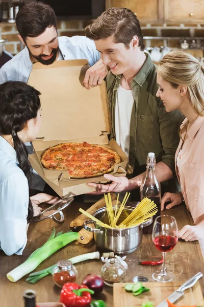 Jóvenes comiendo pizza - foto de stock