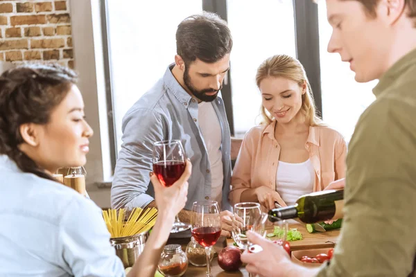 Personnes buvant du vin à la maison fête — Photo de stock