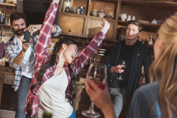 Pessoas se divertindo na festa em casa — Fotografia de Stock