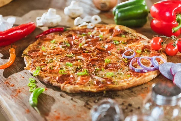 Pizza italiana con salame piccante — Foto stock