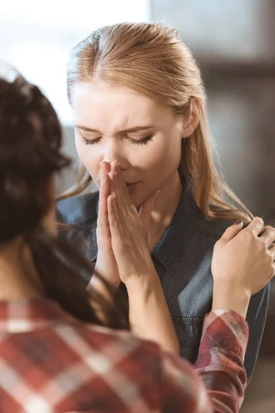 Женщина поддерживает свою девушку в депрессии — Stock Photo