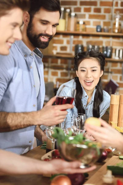 Giovani che festeggiano a casa — Foto stock