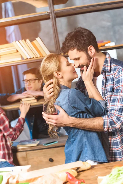 Liebespaar küsst sich — Stockfoto