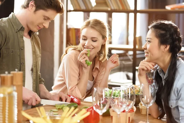 Giovani che festeggiano a casa — Foto stock