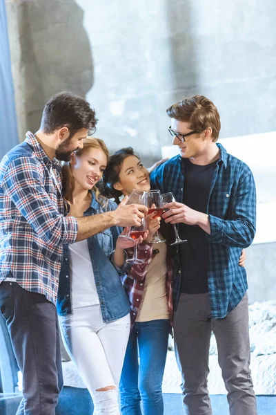 Junge Freunde trinken Wein — Stockfoto