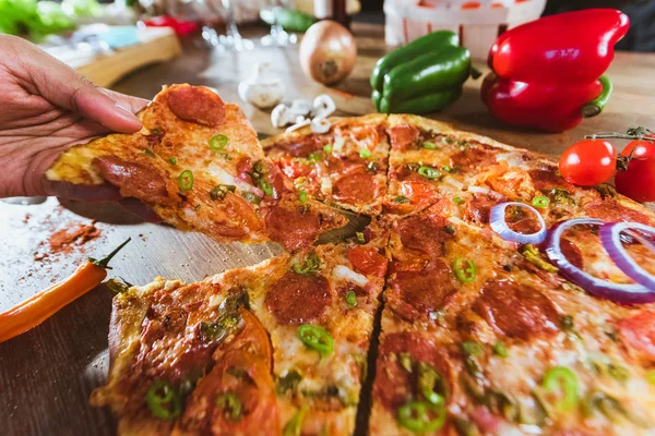 Italienische Pizza mit Peperoni — Stockfoto