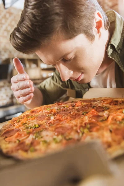 Homme appréciant pizza fraîche — Photo de stock