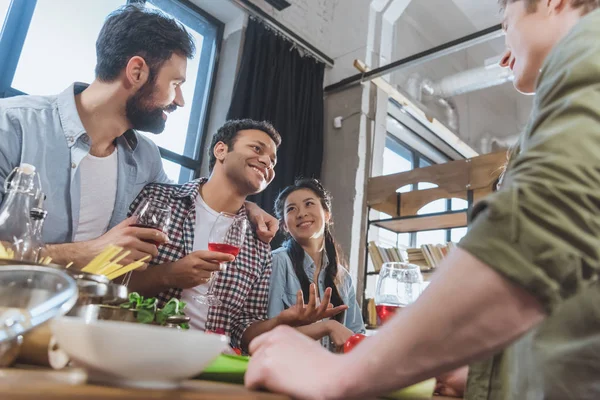 Jeunes faisant la fête à la maison — Photo de stock