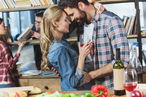 Liebendes Paar umarmt — Stockfoto