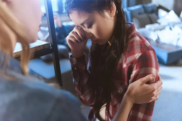 Mujer apoyando a su novia en la depresión - foto de stock