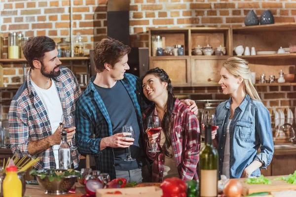 Jeunes faisant la fête — Photo de stock