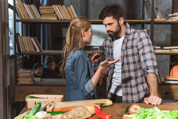 Sconvolto ragazza parlando con fidanzato — Foto stock