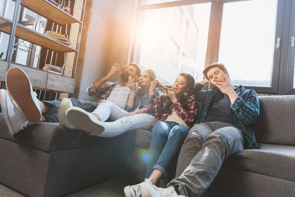 Young people eating pizza — Stock Photo