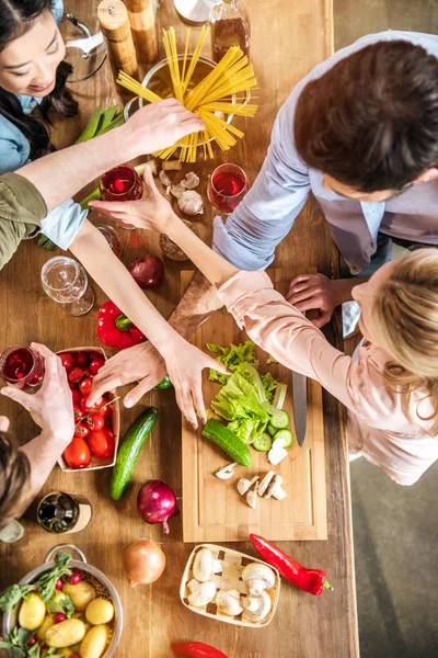 Jóvenes comiendo en casa fiesta - foto de stock