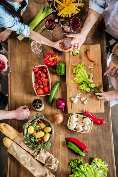 Young people at home party — Stock Photo