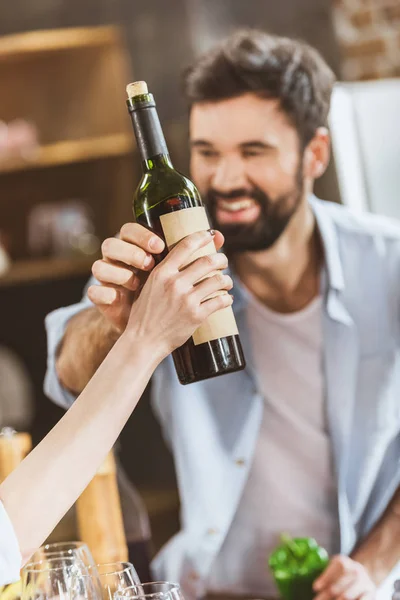 Joven con botella de vino - foto de stock