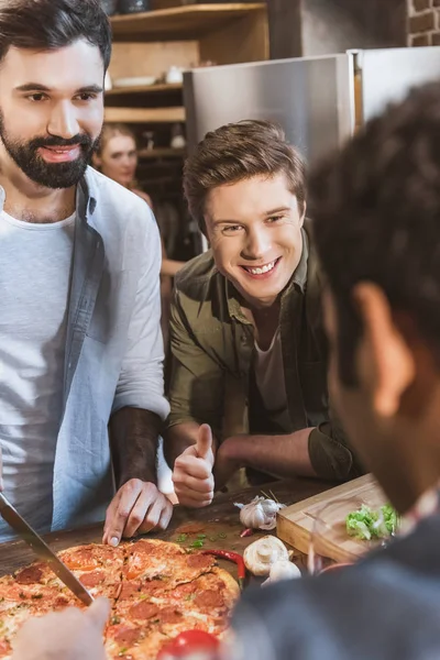 Junge Leute feiern zu Hause — Stockfoto