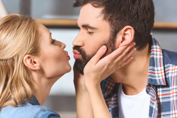 Jovem casal amoroso abraçar e beijar — Fotografia de Stock