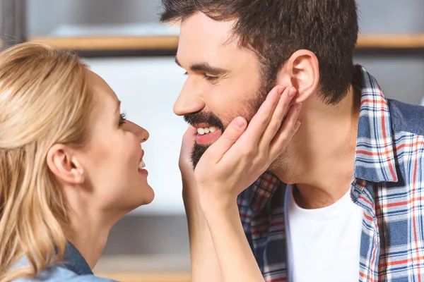 Joven pareja cariñosa abrazo - foto de stock