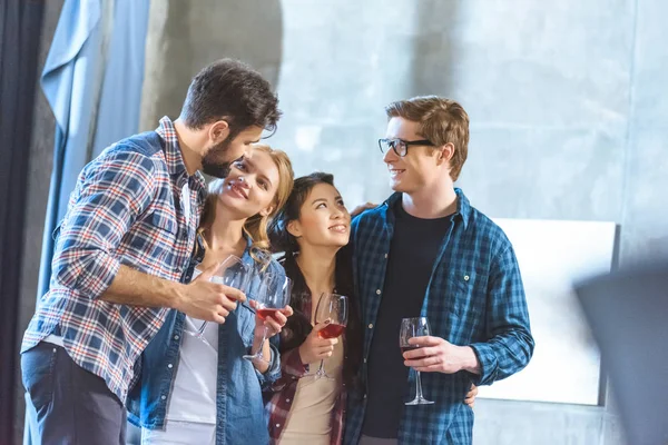 Jeunes Amis Boire du vin — Photo de stock