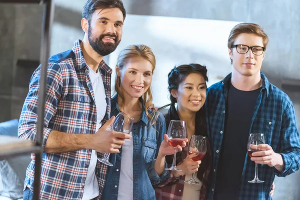 Jóvenes amigos beber vino - foto de stock