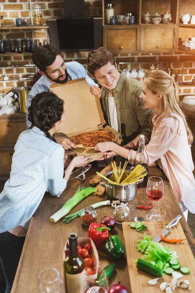 Jovens comendo pizza — Fotografia de Stock