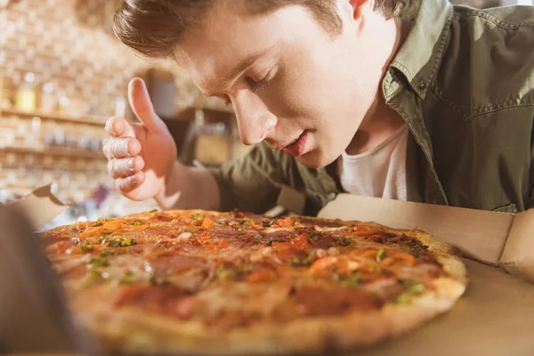 Uomo godendo di pizza fresca — Foto stock