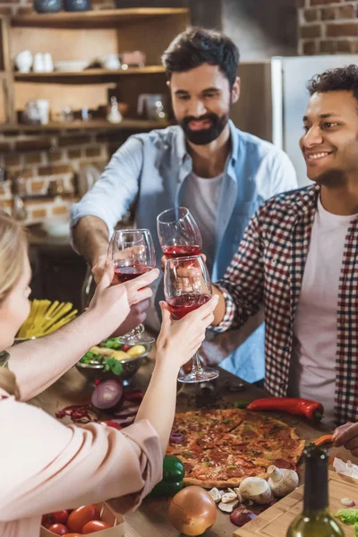 Jeunes faisant la fête à la maison — Photo de stock