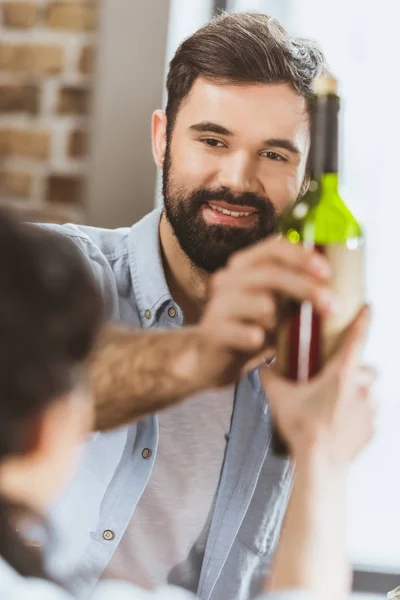 Jeune homme avec bouteille de vin — Photo de stock