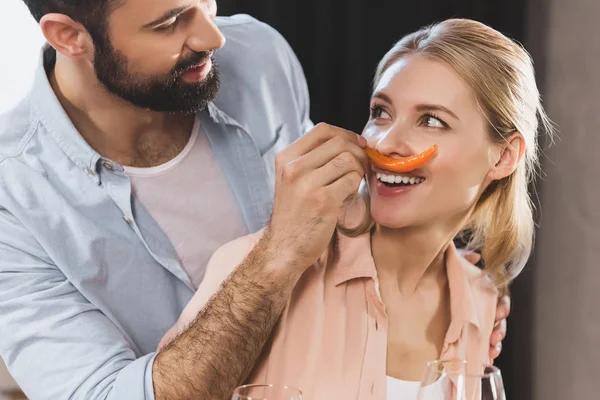 Mädchen mit Chilischote als Schnurrbart — Stockfoto