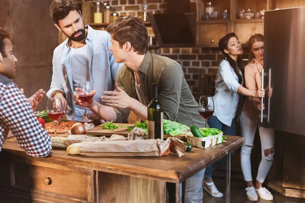 Junge Leute feiern zu Hause — Stockfoto