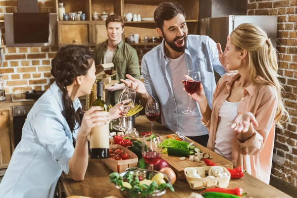 Jóvenes festejando en la cocina - foto de stock