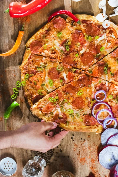 Pizza italiana con pepperoni - foto de stock