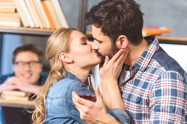 Jovem casal amoroso abraçar e beijar — Fotografia de Stock