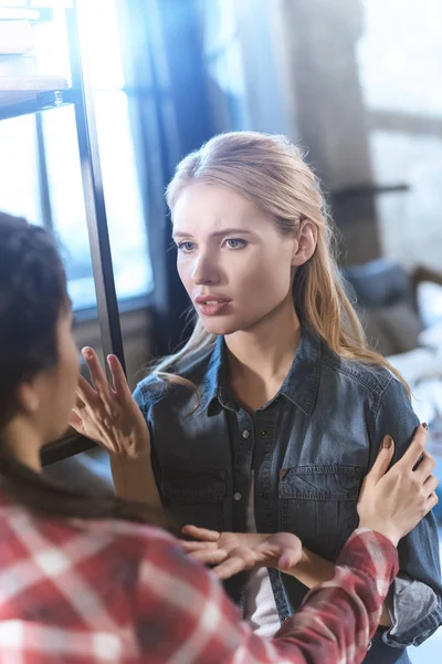 Жінка підтримує свою дівчину в депресії — Stock Photo
