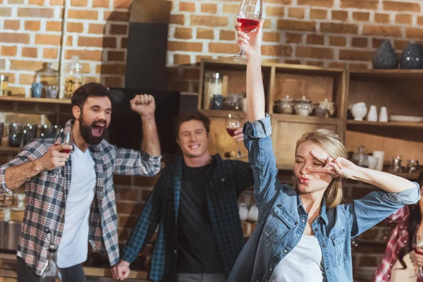 Jóvenes fiesteros - foto de stock