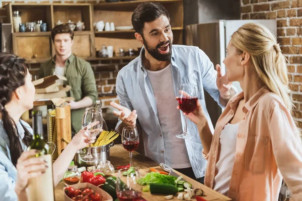 Jeunes à la fête à la maison — Photo de stock