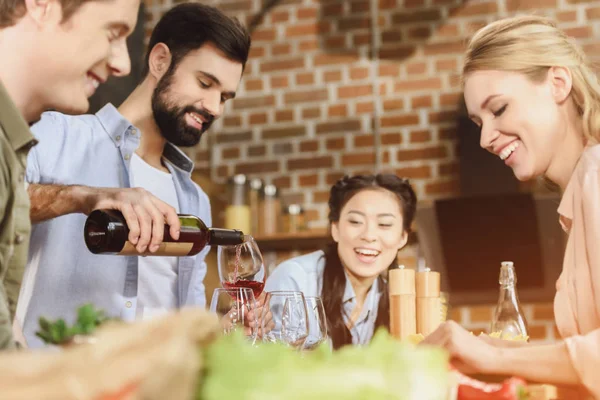 Jóvenes festejando en la cocina - foto de stock