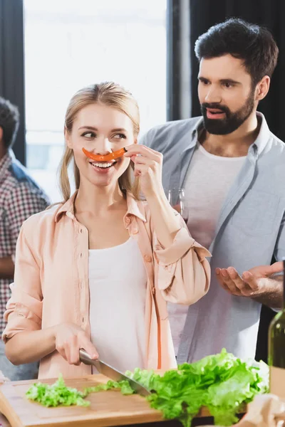 Fille avec piment comme moustache — Photo de stock