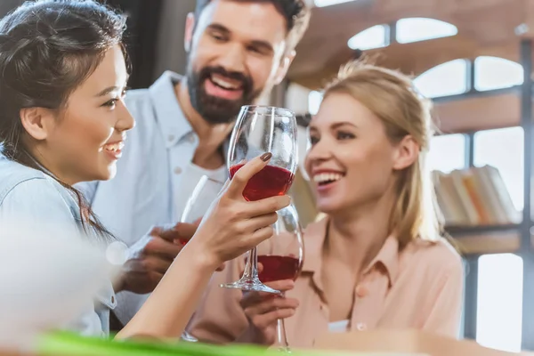 Junge Leute trinken Wein — Stockfoto