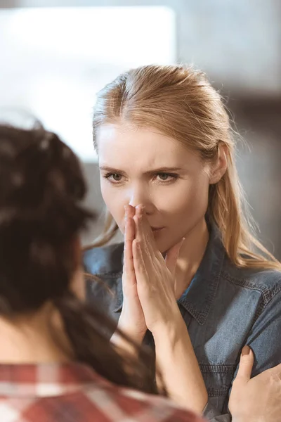 Mujer apoyando a su novia en la depresión - foto de stock