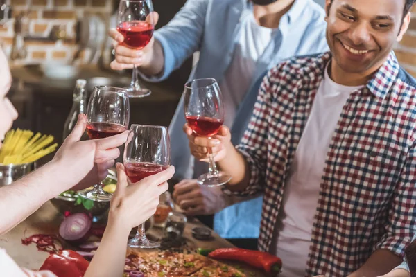 Junge Leute feiern zu Hause — Stockfoto