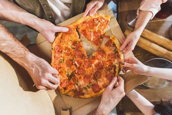 Giovani che mangiano pizza — Foto stock