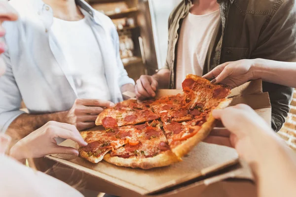 Giovani che mangiano pizza — Foto stock