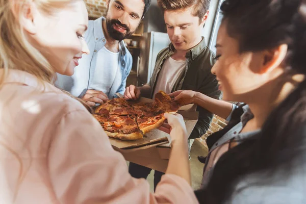Young people eating pizza — Stock Photo