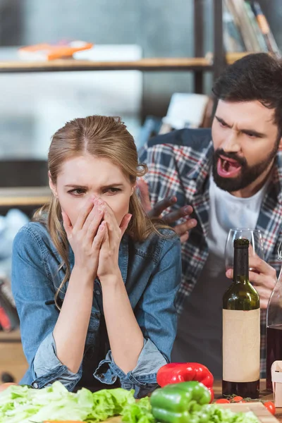 Freund brüllt seine traurige Freundin an — Stockfoto